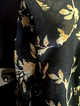 Snapshot of HiddenHoneyLDN chatting on December 5, 10:02 am HiddenHoneyLDN online show from December 5, 10:02 am