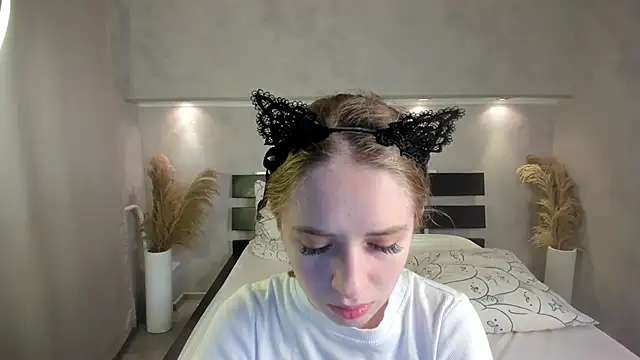 Camilla Kelly online show from October 11, 1:05 am