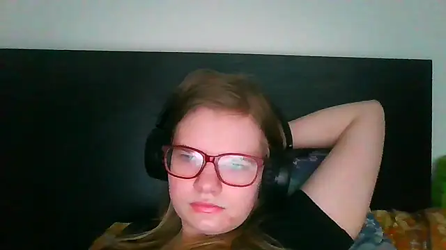 Snapshot of Moonolighta chatting on March 10, 8:52 am Moonolighta online show from March 10, 8:52 am