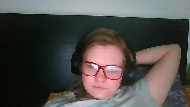 Snapshot of Moonolighta chatting on April 8, 11:43 am Moonolighta online show from April 8, 11:43 am