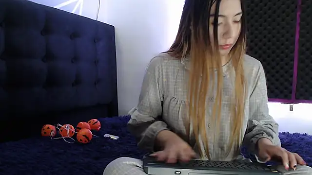 Snapshot of karlamoon23 chatting on October 13, 9:26 pm karlamoon23 online show from October 13, 9:26 pm