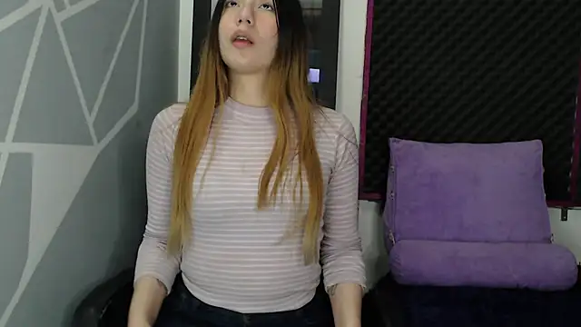 Snapshot of karlamoon23 chatting on December 4, 9:23 pm karlamoon23 online show from December 4, 9:23 pm