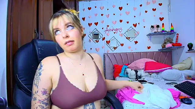 Anny Hurtado online show from November 17, 5:24 am