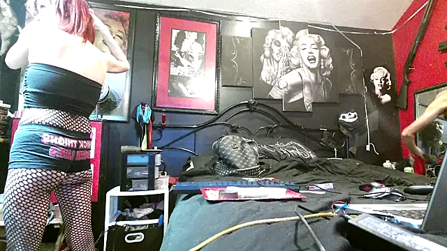 Snapshot of Splash_Queen420 chatting on December 16, 5:45 am Splash Queen420 online show from December 16, 5:45 am