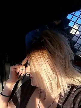 Snapshot of Splash_Queen420 chatting on April 5, 11:02 pm Splash Queen420 online show from April 5, 11:02 pm