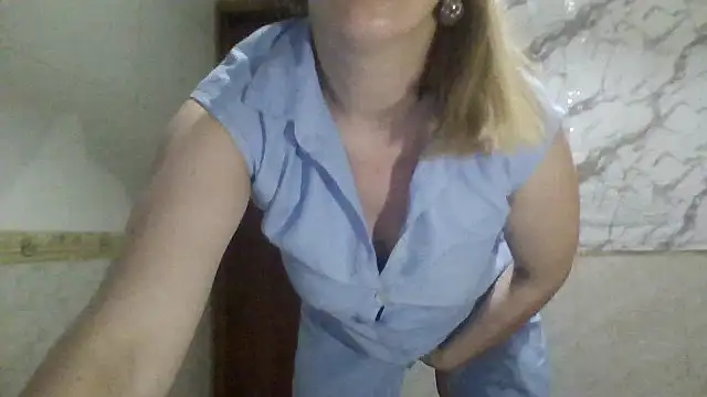 Snapshot of MiyaHottie chatting on July 19, 1:31 am MiyaHottie online show from July 19, 1:31 am