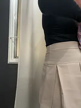 Alyha Cortes online show from October 3, 1:30 pm