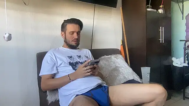 Snapshot of Alexitho25 chatting on October 27, 7:51 pm Alexitho25 online show from October 27, 7:51 pm