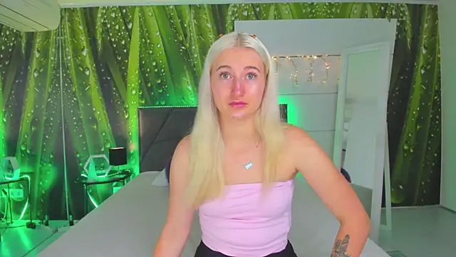 HollyTailors online show from October 1, 5:35 am