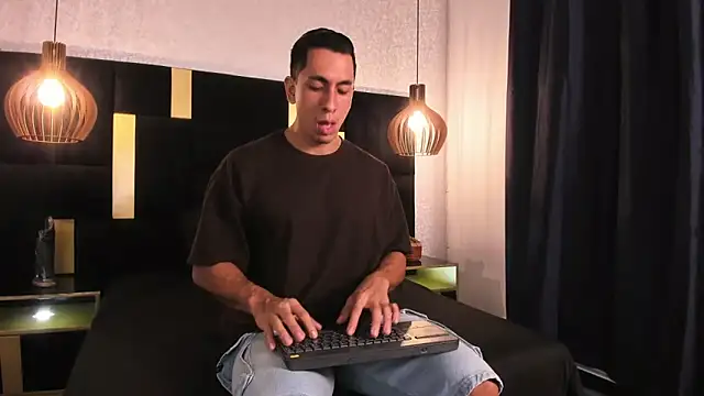 Snapshot of Lucio__Fox chatting on April 12, 12:21 pm Lucio Fox online show from April 12, 12:21 pm