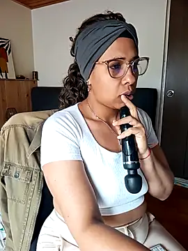 IVONNE COLLINS33 online show from November 26, 4:30 pm