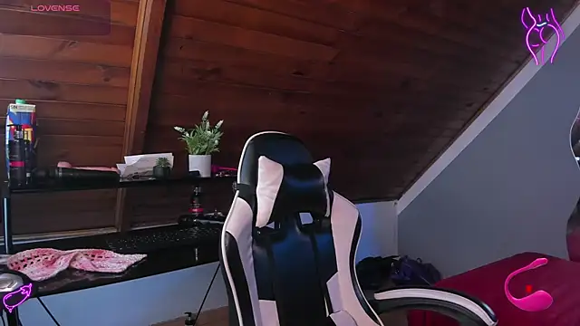 yumi hanna online show from December 17, 9:10 pm