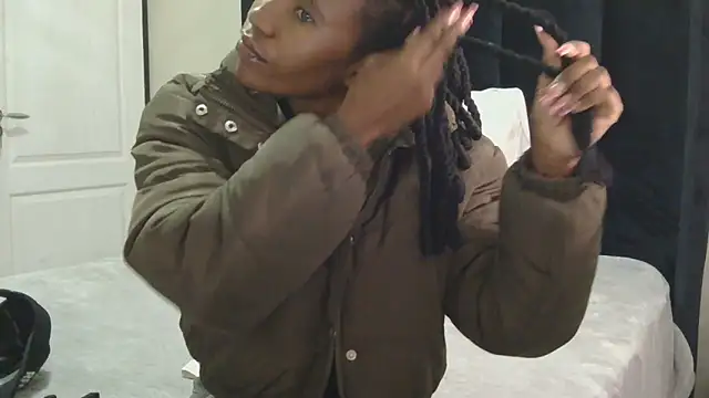 Petite Queenxx online show from September 25, 1:48 pm