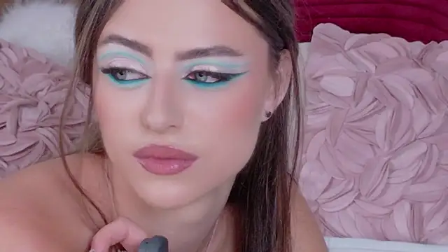 Snapshot of Sienna_Voss chatting on April 16, 9:39 pm Sienna Voss online show from April 16, 9:39 pm