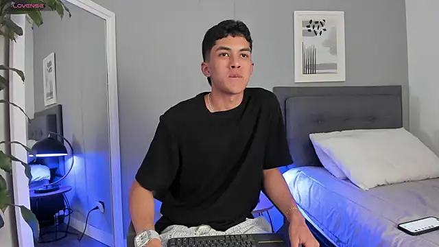 Tylerffoxx online show from October 6, 10:40 pm