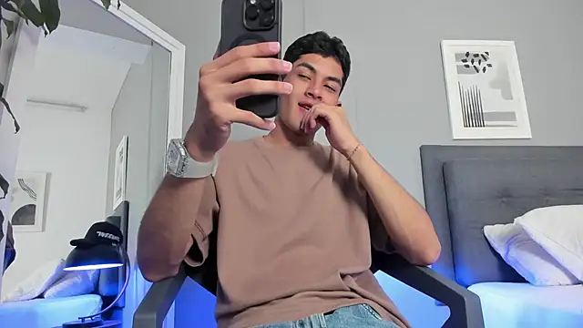 Tylerffoxx online show from October 14, 8:09 pm