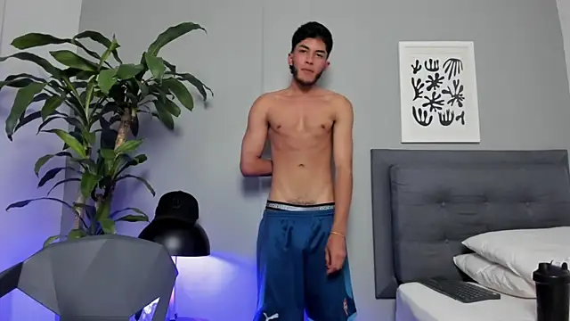 Snapshot of Tylerffoxx chatting on April 9, 8:25 pm Tylerffoxx online show from April 9, 8:25 pm