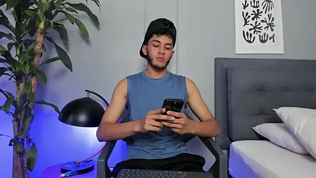 Snapshot of Tylerffoxx chatting on April 14, 8:48 pm Tylerffoxx online show from April 14, 8:48 pm