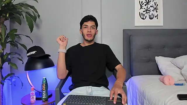 Tylerffoxx online show from June 18, 9:41 pm