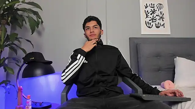 Tylerffoxx online show from June 19, 9:51 pm