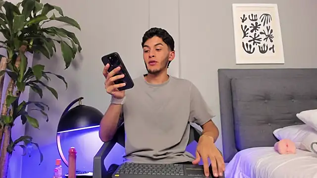 Tylerffoxx online show from June 25, 8:35 pm
