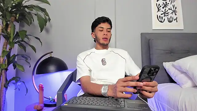 Tylerffoxx online show from June 26, 11:09 pm