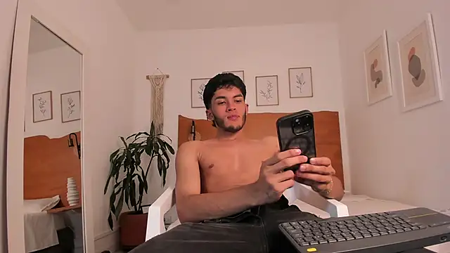 Tylerffoxx online show from June 27, 1:39 pm