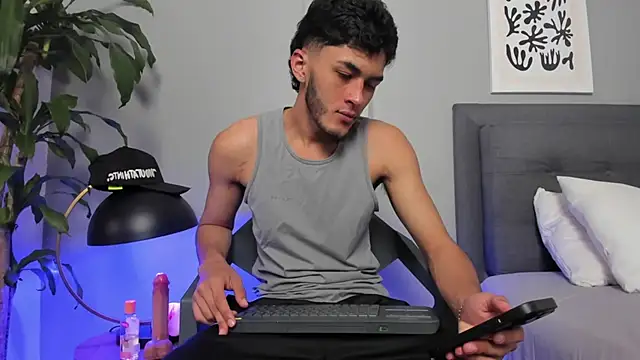 Tylerffoxx online show from June 29, 9:04 pm