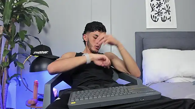 Tylerffoxx online show from June 30, 10:33 pm