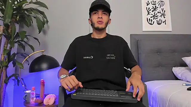 Tylerffoxx online show from July 1, 9:36 pm