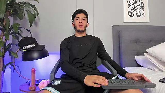 Tylerffoxx online show from July 3, 10:27 pm