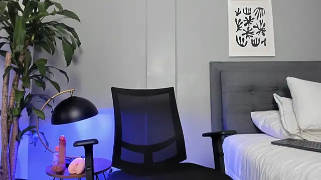 Tylerffoxx online show from July 4, 10:49 pm