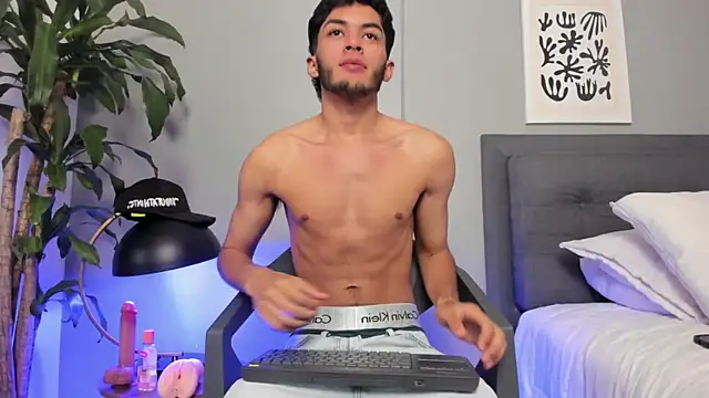 Tylerffoxx online show from July 5, 11:12 pm