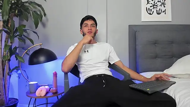 Tylerffoxx online show from July 7, 6:47 am