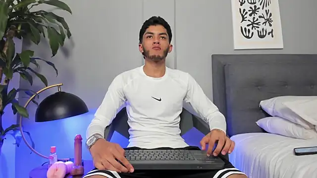Tylerffoxx online show from July 8, 10:58 pm