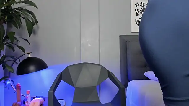 Tylerffoxx online show from July 9, 10:25 pm