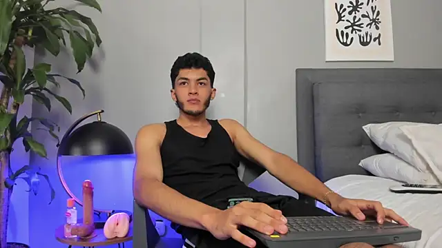 Tylerffoxx online show from July 11, 8:22 pm