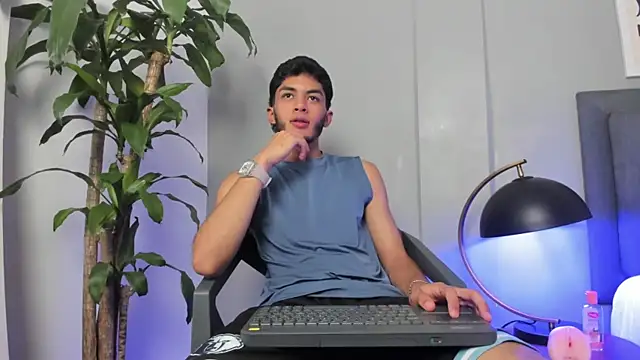 Tylerffoxx online show from July 14, 10:26 pm