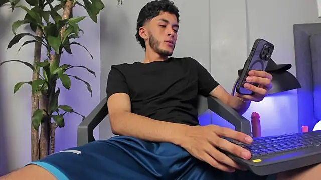Tylerffoxx online show from July 16, 1:55 am