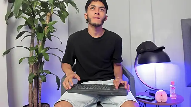 Tylerffoxx online show from July 18, 12:26 am