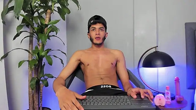 Tylerffoxx online show from July 18, 11:41 pm