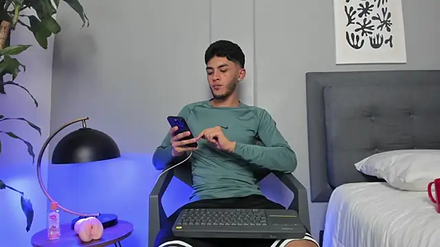 Tylerffoxx online show from July 23, 11:24 pm