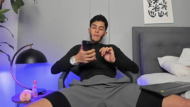 Tylerffoxx online show from August 4, 8:22 pm