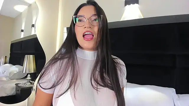 CarolineLee  online show from July 21, 10:45 pm