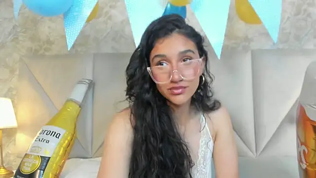 Snapshot of ValentiinaCruz chatting on October 2, 10:28 pm ValentiinaCruz online show from October 2, 10:28 pm