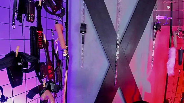 Snapshot of VictoryaLiah_BDSM chatting on November 3, 11:44 am VictoryaLiah BDSM online show from November 3, 11:44 am