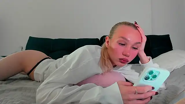 cuteleraay online show from October 5, 8:29 pm