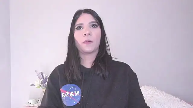 Laura-angeel online show from February 7, 11:30 pm