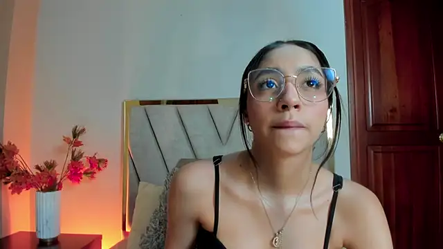 Snapshot of IvyJhons chatting on December 20, 12:34 pm IvyJhons online show from December 20, 12:34 pm