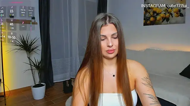 Snapshot of Cutie_Lui chatting on October 6, 7:17 am Cutie Lui online show from October 6, 7:17 am